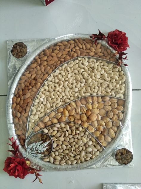 dry fruit packing for weddings in tray pattern Dry Fruit Gift Packing Ideas, Dry Fruits Tray Decoration, Dry Fruit Decoration Ideas, Dry Fruits Decoration Ideas, Dryfruits Packing Ideas For Wedding, Fruit Packing For Wedding, Dry Fruits Packing Ideas Gift In Tray, Dry Fruits Packing Ideas Gift Wedding, Dryfruits Packing Ideas