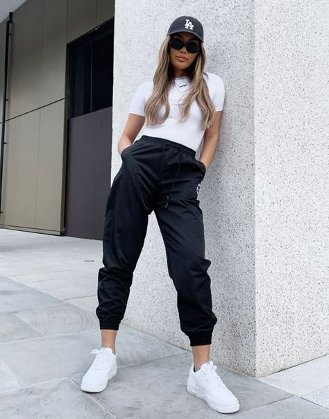 Jogger Outfit Casual, Womens Joggers Outfit, Black Joggers Outfit, Joggers Outfit Women, Outfit Sporty, Chique Outfit, Joggers Outfit, Causual Outfits, Athleisure Outfits