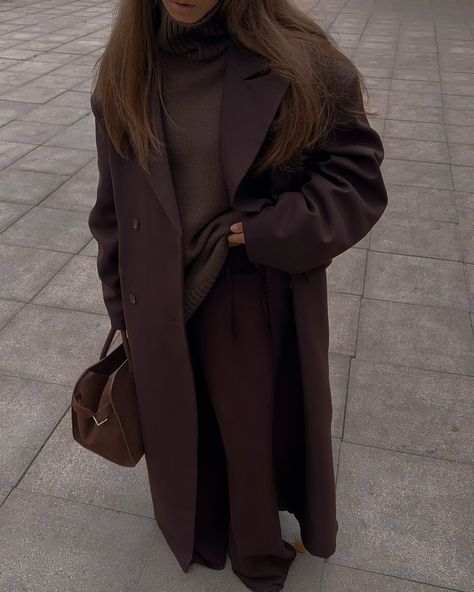 😊🍫 Brown Coat Outfit Winter, Long Brown Coat Outfit, Brown Coat Outfit, Stylish Jeans Outfit, Coat Aesthetic, Long Brown Coat, Outfit Brown, Aesthetic Street, 2024 Aesthetic