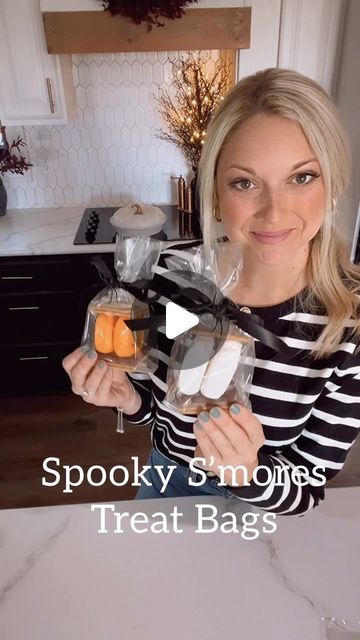 Chelsea Zutavern on Instagram: "Spooky S’mores Treat Bags!🎃👻
These are so fun. You can make them several different ways. I assembled so that you can make two s’mores per bag. Happy October friends. 
.
.
#halloween #octobertreats #halloweentreats #halloweendecor #halloweendiy #smores #halloweensmores #classroomtreats #easytreats" Smores Treat Bags, Halloween Smores Treat Bags, S’mores In A Bag, S’mores Favor Bags, S'mores In A Bag Camping, October Treats, Halloween Smores, Smores Treats, Smores Kits