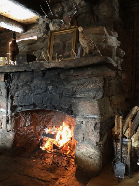 Pilgrim Aesthetic, Cottage Reference, Ben Aesthetic, Homestead Homes, Cooking Hearth, Gothic Interior Design, Dark And Moody Interiors, Eccentric Decor, Western Gothic