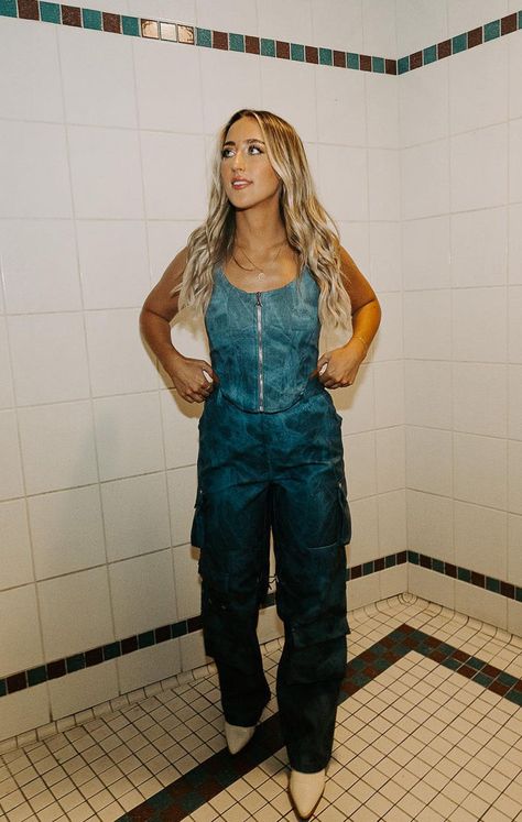 Ashley Cooke (August 2023) #Ashley-Cooke #denim #overalls #cowboy-boots #country-music-singer Ashley Cooke Singer, Ashley Cooke, Boots Country, Country Singer, Female Musicians, Country Singers, Denim Overalls, Country Music, Singers