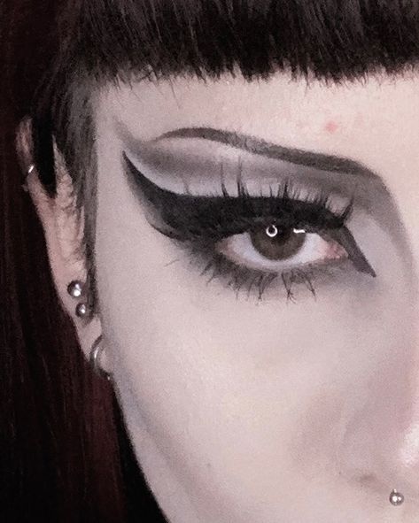 Everyday Trad Goth Makeup, Trad Goth Vampire Makeup, Simple Goth Eyeshadow, Goth Makeup Traditional, Goth Makeup School, Beginner Trad Goth Makeup, Casual Trad Goth Makeup, Causal Goth Makeup, Metal Goth Makeup