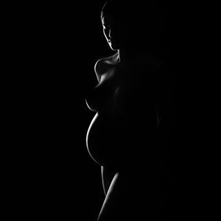 a play of light and shadow 🌙  @eva.j.fonseca  #silhouette Bodyscapes Lighting, Spotlight Maternity Shoot, Lola Melani, Maternity Silhouette, Low Key Portraits, Portrait Portfolio, Fashion Maternity, Maternity Studio, Pregnancy Photography