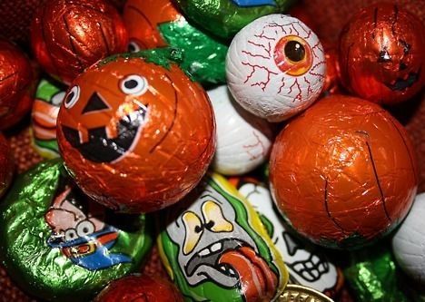 Wrapped in shiny foil that always comes in a variety of cool Halloween designs. Nostalgia Halloween, 2000s Halloween, Halloween Nostalgia, Halloween Breakfast, 90s Halloween, The Early 2000s, Monster Mash, Season Of The Witch, Spooky Scary