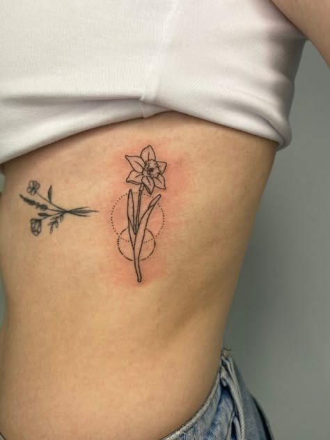 Minimalist Dafodill Tattoo, Daffodil Tattoo Ribs, Fineline Daffodil Tattoo, Dafodill Flowers Tattoo Fine Line, Daffodil Rib Tattoo, Fine Line Flower Tattoo Daffodil, Narciss Flower Tattoo, Stamp Tattoo Daffodil, Single Line Daffodil Tattoo