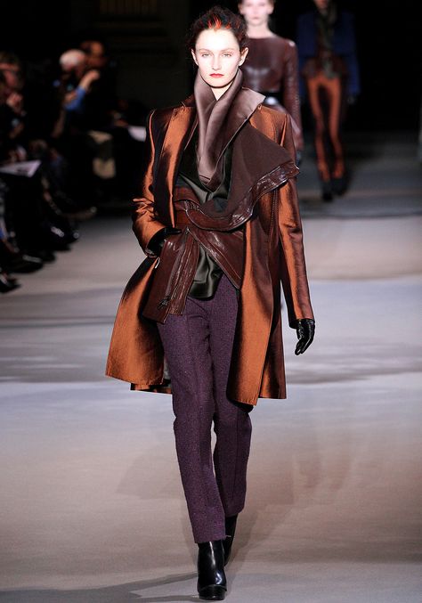 Haider Ackerman's got soul.  deep deep soul. Winter Pant, Brown Clothes, Dolly Fashion, Best Winter Coats, Coat Trends, Haider Ackermann, Urban Chic, Fashion Fabric, Paris Fashion