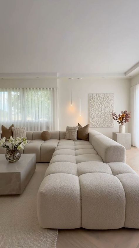 Minimal Couches Living Room, Sofa Grande Modernos, Cream Lounge Ideas, Sofa For Room, Dream Living Room Cozy, Boucle Couch, White Couch Living Room, Burberry Suit, White Couch