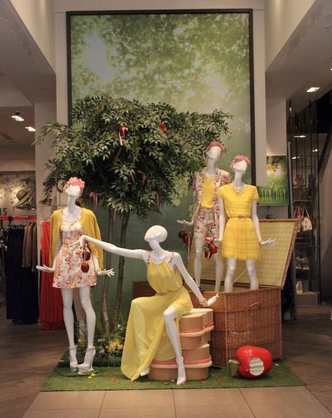 Boutique Window Displays, Spring Window Display, Fashion Window Display, Fashion Displays, Clothing Store Design, Store Window Displays, Store Design Boutique, Visual Merchandising Displays, Window Display Design