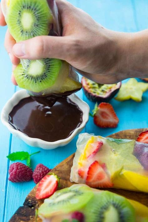 These fruit spring rolls with strawberries, kiwi, blueberries, and mango are the perfect dessert for hot summer days. So delicious, healthy, and easy! <3 | veganheaven.org Fruit Spring Rolls, Spring Roll Recipe, Low Carb Protein, Summer Rolls, School Food, Chocolate Sauce, Vegan Cooking, Spring Rolls, Perfect Desserts