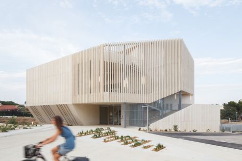 Space Guy Môquet Cultural Center / Oeco architectes | ArchDaily External Staircase, Concept Models Architecture, Youth Center, Retail Park, Wood Architecture, 3d Architecture, Education Architecture, Modern Architecture House, Diagram Architecture