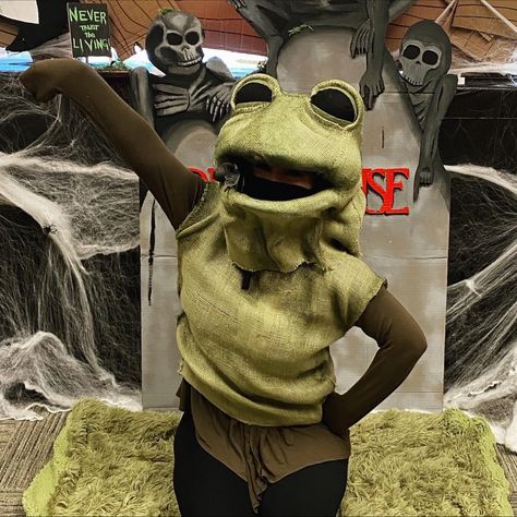 DIY toad costume using a helmet, foam, felt, burlap, and styrofoam. Frog Mask, Toad Costume, Diy Reptile, Frog Costume, Inflatable Costumes, Costume Tutorial, Frog And Toad, Halloween Inspiration, Toad