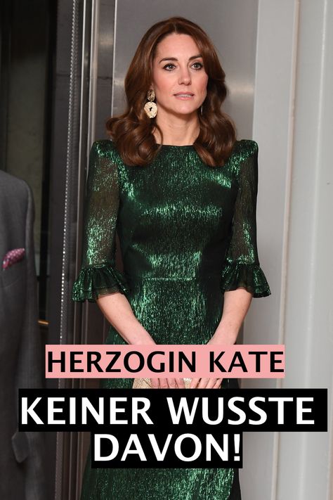 Viele kennen sie als Duchess of Cambridge, die Frau von Prinz William und die Mutter von Prinz George, Prinzessin Charlotte und Prinz Louis. Doch nicht jeder wird Herzogin Kate wohl als gute Freundin bezeichnen dürfen. Das gilt nicht für eine bestimmte Person, von dessen Freundschaft bis jetzt noch keiner wusste. #royals #duchessofcambridge #herzoginkate #okmag Prinz George, Kate Und William, Franz Beckenbauer, Herzogin Von Cambridge, Prinz Harry, Duchess Of Cambridge, Kate Middleton, Fabric Collection, Long Sleeve Dress