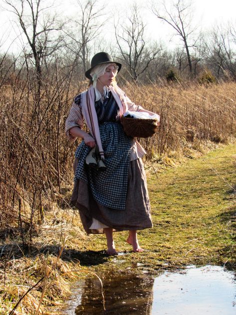 Romantic History: Welsh National Costume Traditional English Clothing, Welsh National Dress, Welsh Traditional Clothing, English Folk Costume, Welsh Folk Costume, Welsh Culture Aesthetic, Wales Culture, Welsh Clothing, Traditional Welsh Dress