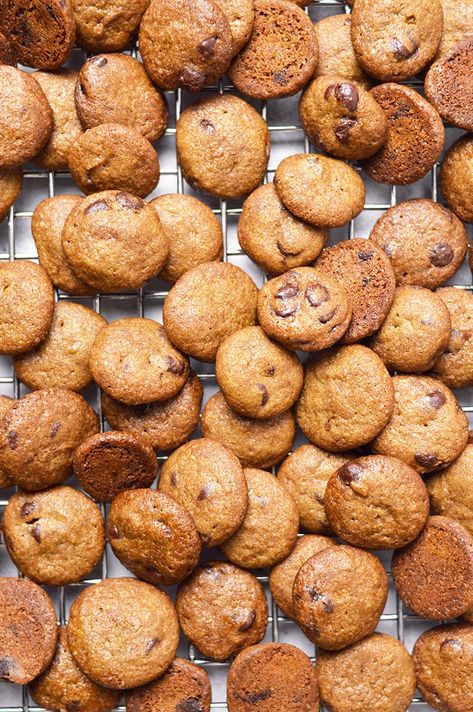 Chocolate Chip Cookies Photography Ideas, Mini Cookies Photography, Biscuit Aesthetic, Cookie Crisp Cereal, Raya Cookies, Cookies Photography, Cny Cookies, Chips Ahoy Cookies, Crunchy Chocolate Chip Cookies