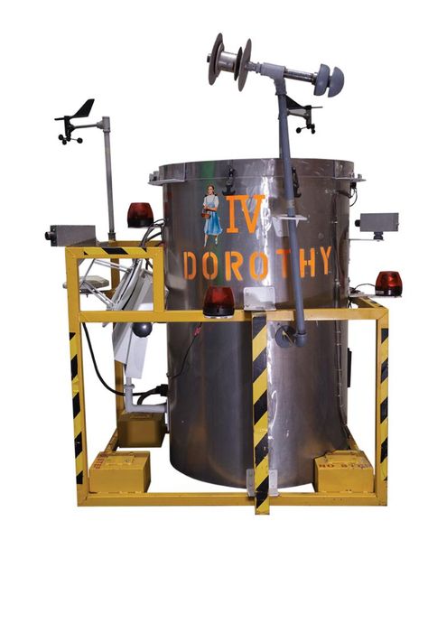 "Dorothy IV" storm chasing prop created for Twister. Twister The Movie, Twister Movie, Twister 1996, Homecoming Floats, Movie Crafts, Halloween Office, Movie Birthday Party, Halloween Outside, Movie Themed Party