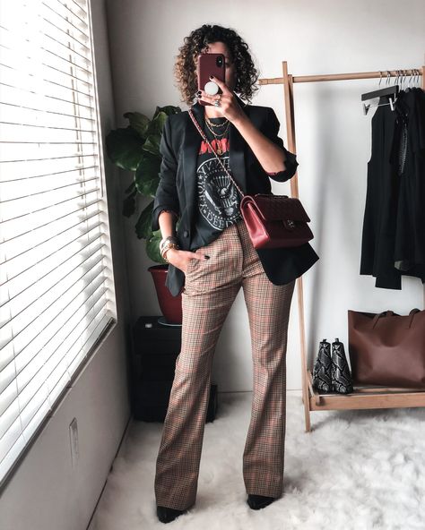 How to style flare plaid pants. Paired with a band tee and tuxedo blazer jacket, the preppy plaid gets an edgy vibe Styling Band Tees, Pants Alterations, Plaid Flare Pants, Edgy Work Outfits, Band Tee Outfits, Look Working Girl, Plaid Pants Outfit, Rock Outfit, Plaid Fashion