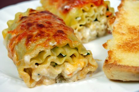 Giada's Lasagna Rolls Giada Lasagna, Lasagna Roll Ups Recipe, Orzo Dishes, Giada De Laurentiis Recipes, Italian Cookbook, Spinach Lasagna Rolls, Lasagna Roll Ups, Seafood Lasagna, Lasagna Roll