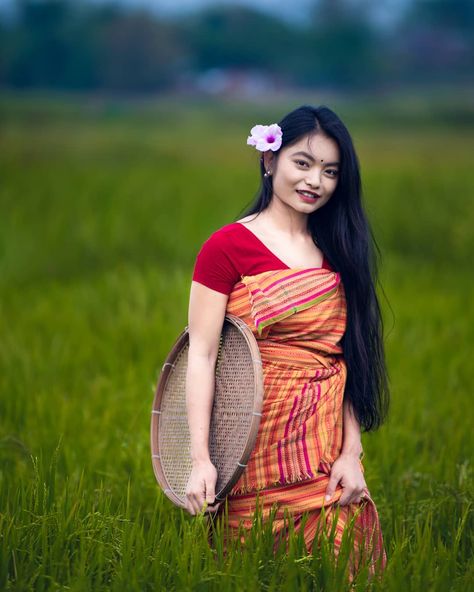 Assamese Aesthetic, Tribes Of India, North East India, Gals Photos, Black Background Photography, Korean Outfit Street Styles, Clothing Guide, Dress Traditional, Desi Outfits