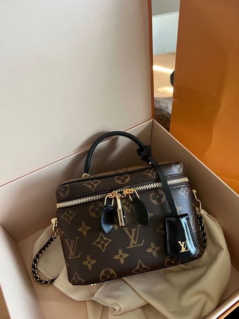 Vanity Louis Vuitton, Lv Bag Aesthetic, Louis Vuitton Bag Men, Lv Bag Outfit, Jordan Shoes Men, Tas Louis Vuitton, Lv Luggage, Women Nike Shoes, Louis Vuitton Box