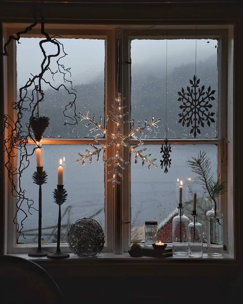 Ideas Decoracion Navidad, Through A Window, Christmas Window Decorations, Nordic Christmas, 3d Christmas, Christmas Window, Noel Christmas, Christmas Mood, Scandinavian Christmas