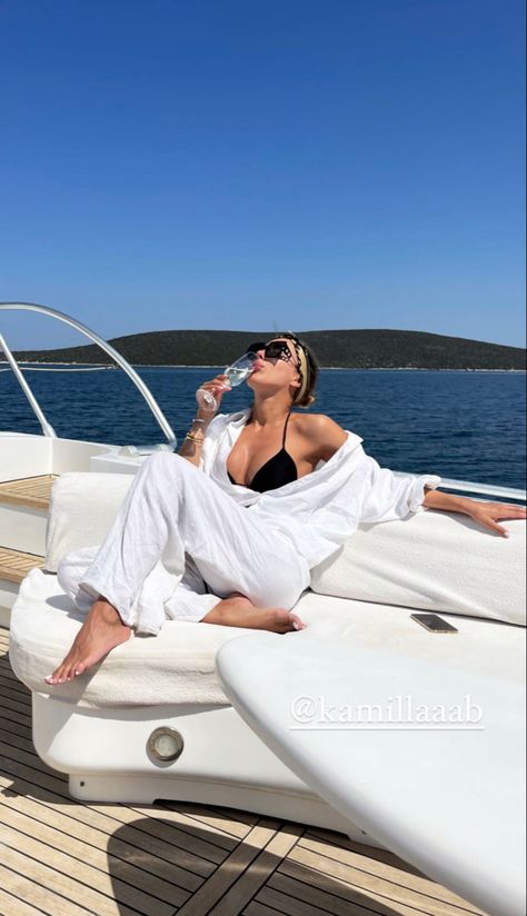 Yacht Trip Outfit, Dubai Yacht Outfit, Boat Birthday Outfit, Yatch Outfit Woman, Yacht Week Croatia Outfits, Yacht Day Outfit, Party Boat Outfit, Yatch Pics Aesthetic, Yacht Aesthetic Outfit