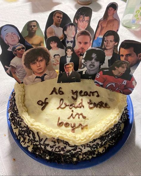 Cake With All My Crushes, Sweet Sixteen Bday Cakes, Smash Cakes Ideas, Cakes With Celebrity Crushes, Celebrity Crush Birthday Cake, Funny 15 Birthday Cake, Celebrity Birthday Cakes, Cakes For Sweet 16 Birthday, Smash Cake Celebrities