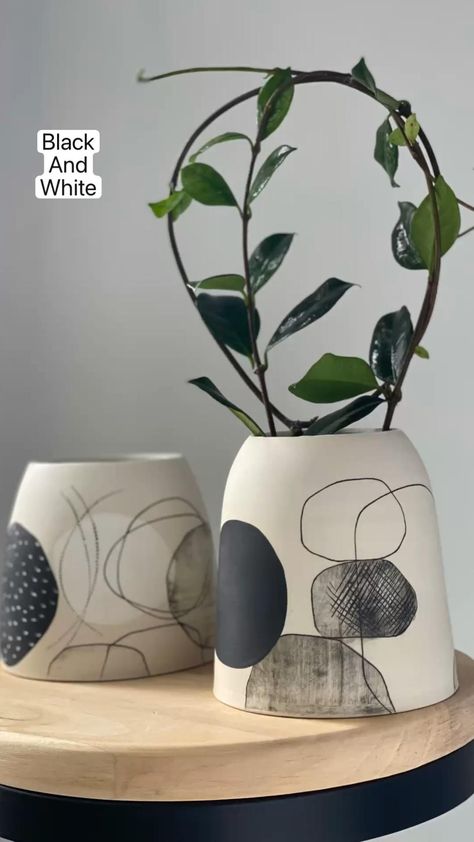 Minimal Pottery Design, Designer Liner Pottery, Ceramic Painting Vase, Black And White Pottery, Handmade Ceramic Planters, Pottery Houses, Ceramic Decoration, Geometric Vases, Pottery Painting Designs