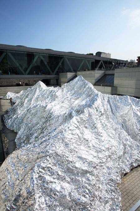 aluminium landscape, Kimihiko Okada Projector Art, Performance Task, Space Project, Aluminum Foil Art, Japanese Architect, Space Projects, Roof Installation, Artistic Installation, Foil Art