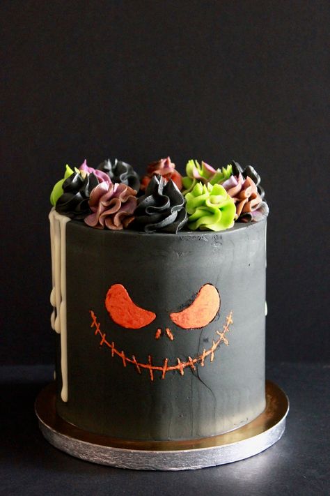 Esta tarta se compone de suaves capas de bizcocho de chocolate, rellena con crema de naranja y decorada totalmente con crema de mantequilla.... Halloween Themed Cakes, Halloween Cake Ideas, Scary Halloween Cakes, Halloween Cake Recipes, Halloween Torte, Pasteles Halloween, Stencil Cake, Spooky Cake, Cottage Food