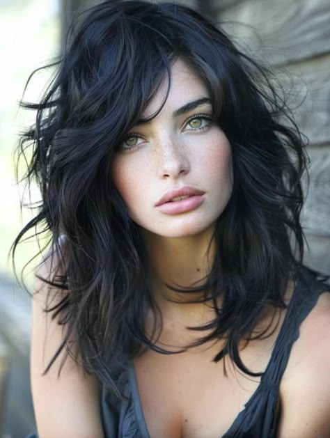 Stylish Shoulder Length Haircuts: Perfect for Every Hair Type and Age Long Hair Styles Over 40 For Women, Curly Hairstyles Shoulder Length, Hairstyles Shoulder Length Hair, Heart Shaped Face, Hairstyles Shoulder Length, Shoulder Length Haircuts, London Hair, Accessories Essentials, Brunette Hair With Highlights