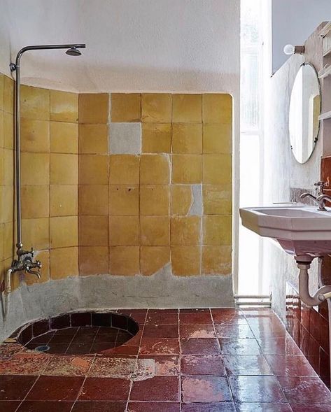 Archinerds on Instagram: “Bathroom of Villa E-1027, Eileen Gray, Roguebrune Sur-Mer, France, 1926.⠀ #archinerds #architecture #eileen gray #architecturephotograph…” Eileen Gray E1027, Villa Bathroom, Moore House, Black Interior Doors, Interior Tiles, Eileen Gray, Vintage Tile, Diy Bathroom Decor, Bathroom Inspo