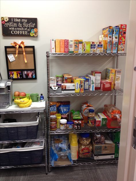 MSU dorm room. Food storage in shelves Storage Room Shelves, Ikea Dorm, Dorm Room Snacks, Dorm Room Shelves, College Dorm Storage, Dorm Room Food, Dorm Room Organization Storage, College Dorm Room Organization, Dorm Room Organization Diy