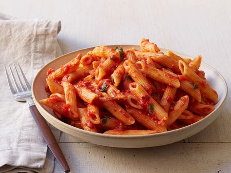 Classic Red Sauce : Debi Mazar of Extra Virgin believes that "when done right, a red sauce like this can make you feel alive." Egg Pasta Recipe, Red Sauce Pasta Recipe, Pasta And Sauce, Paella Recipe Seafood, Red Sauce Recipe, Red Sauce Pasta, Pasta Sauce Homemade, Paella Recipe, Sauce Pasta