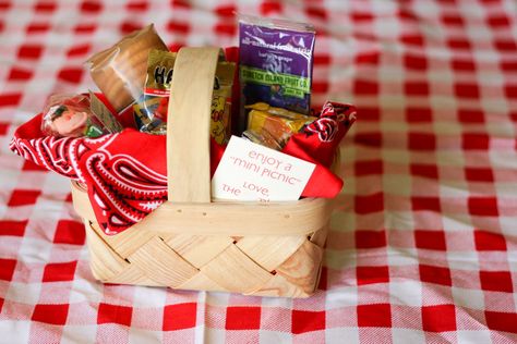 Host a mini picnic party for your child and invite a few friends!  This is a link to the site, life's a picnic.  She has some WONDERFUL ideas!  The picture above is for some ideas of what to put in the mini picnic favor baskets.  :) Picnic Party Favors, Mishloach Manos, Farm Party Favors, Picnic Activities, Picnic Birthday Party, Picnic Theme, Kids Favors, Picnic Birthday, Teddy Bear Picnic