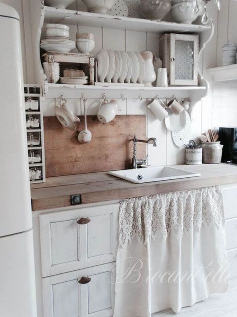 19 Most Gorgeous French Country Kitchens Farmhouse Kitchen Curtains, Kitchen Sink Decor, Cocina Shabby Chic, Shabby Chic Decorating, Chic Kitchen Decor, Shabby Chic Kitchen Decor, Styl Shabby Chic, Cottage Style Kitchen, Best Kitchen Cabinets