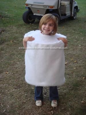 Homemade S'mores Family Halloween Costume: Our family campground has trick or treat camping, so we created a homemade S'mores family Halloween costume.   The marshmallow was made out of a collapsible Smores Costume Families, Marshmallow Halloween Costume, Marshmallow Costume, Homemade Smores, Adult Halloween Party Decorations, Decoracion Halloween, Wreaths Halloween, Family Halloween Costume, Halloween Camping