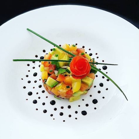 FORKSn'ROSES 🍴🌹 on Instagram: “Tartare avocat, saumon, melon, tomate, oignon rouge, ciboulette • 👨🏻‍🍳 @natharine.b •  Follow us @forksnroses • • #cookniche…” Food Plating Design, Avocado Chicken Salad Recipe, Food Plating Techniques, Gourmet Food Plating, Fresh Salad Recipes, Party Food Buffet, Gourmet Dinner, Amazing Food Art, Fine Dining Recipes