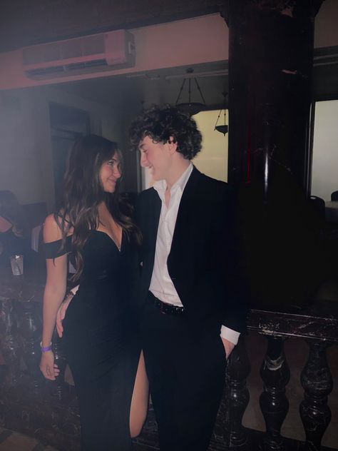 Prom Photos Couple, Party Dress For Man, Couple Prom, Cute Couple Aesthetic, Prom Pictures Couples, Prom Picture Poses, Prom Photoshoot, Prom Couples, Prom Photography