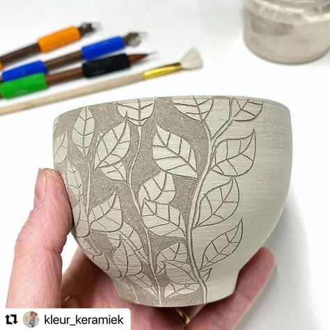 @diamondcoretools on Instagram: "Giving our sgraffito tools a try. @kleur_keramiek first attempt….hopefully we get to see many more carved pieces." Carved Ceramic Bowls, Mishima Pottery, Pottery Designs Carving, Clay Carving, Sgraffito Designs Easy, Sgraffito Designs Pattern, Ceramic Carving Designs, Carved Pottery, Sgraffito Pottery