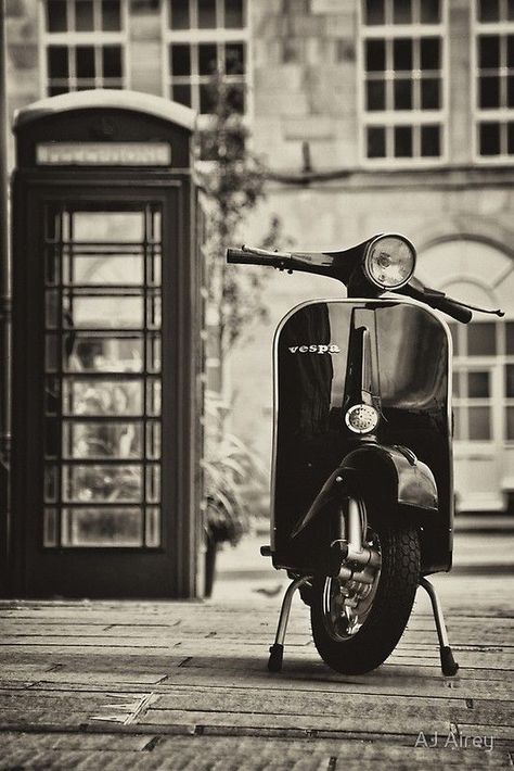 Bike Riding Photography, Vespa Vintage Italy, Vespa Bike, Cars Birthday Party Disney, Vintage Vespa, Combi Vw, Moto Scooter, Telephone Booth, Vw Vintage