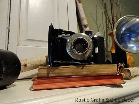 decorating with vintage cameras by rustic-crafts.com Antique Camera Decor, Antique Camera Display, Photos Of Photographers, Retirement Decor, Vintage Camera Decor, Family Photo Gallery Wall, Brick Street, Camera Display, Vintage Booth Display