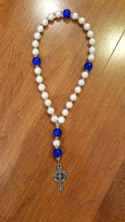 Prayer Beads Diy, Anglican Prayer Beads, Anglican Rosary, Blessing Beads, Creative Diy Gifts, Rosary Necklace, Rosary Beads, Button Jewelry, Prayer Beads