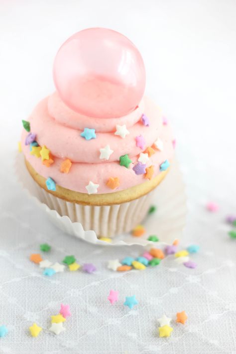 Frosting Cupcakes chicle con gelatina burbujas | Espolvorear Bakes Gelatin Bubbles, Frosting Cupcakes, Gum Flavors, Bubble Gum Flavor, Cupcake Frosting, Yummy Cupcakes, Cake Decorating Tips, Cake Decorating Techniques, Cakepops