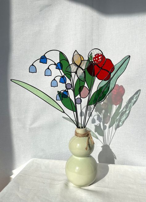 Vase Big, Glass Bouquet, Flowers Stained Glass, Big Bouquet, L'art Du Vitrail, Blue Bell Flowers, Flowers In Vase, Everlasting Flowers, Stained Glass Flowers