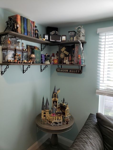 HP Hogwarts Lego castle with aged potions shelf and HP books. Harry Potter Display, Harry Potter Bedroom Decor, Citate Harry Potter, Zimmer Diy, Stile Harry Potter, Nerd Room, Castle Bedroom, Lego Hogwarts, Harry Potter Nursery