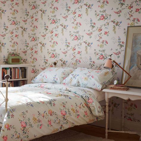 Cottage Home Style, Cath Kidston Wallpaper, Blue Marble Wallpaper, Floral Wallpaper Bedroom, Country Bedroom, Pip Studio, French Country Decor, Vintage Bedroom, Chic Cottage