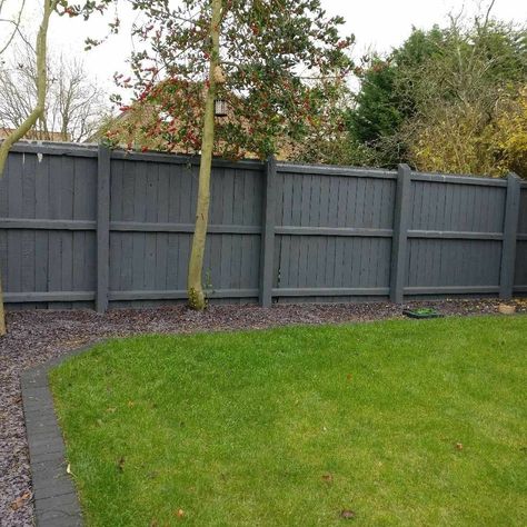 Grey Backyard Fence, Green Fencing Ideas, Dark Grey Fence Garden, Grey Fence Garden Ideas, Gravel Fence Border, Grey Fence Garden, Grey Fence Paint, Dark Grey Fence, Garden Fence Colours