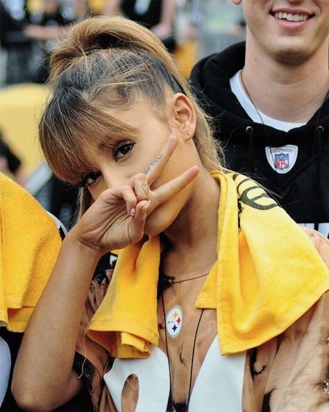 Ariana Grande peace signing in front of her mouth.:). #ArianaGrande Sam & Cat, Ariana Grande Photos, Ariana Grande Pictures, Ariana G, Top Celebrities, Cat Valentine, Dangerous Woman, Kate Winslet, Barack Obama