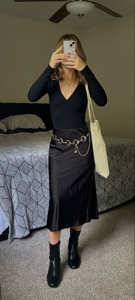 Casual witch style with moon metal chain belt Black Skirt With Belt Outfit, Chain Belt Dress Outfit, Belt Over Skirt Outfit, Long Skirt With Belt Outfit, Vintage Chain Belt Outfit, Outfit With Chain Belt, Metal Chain Belt Outfit, Moon Belt Outfit, Black Dress With Chain Belt